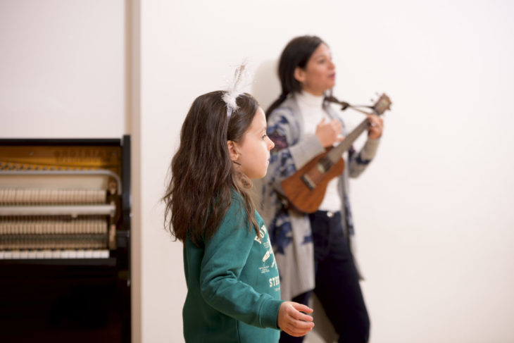 Une élève suit le cours d'initiation musicale pour enfants du Conservatoire populaire de Genève