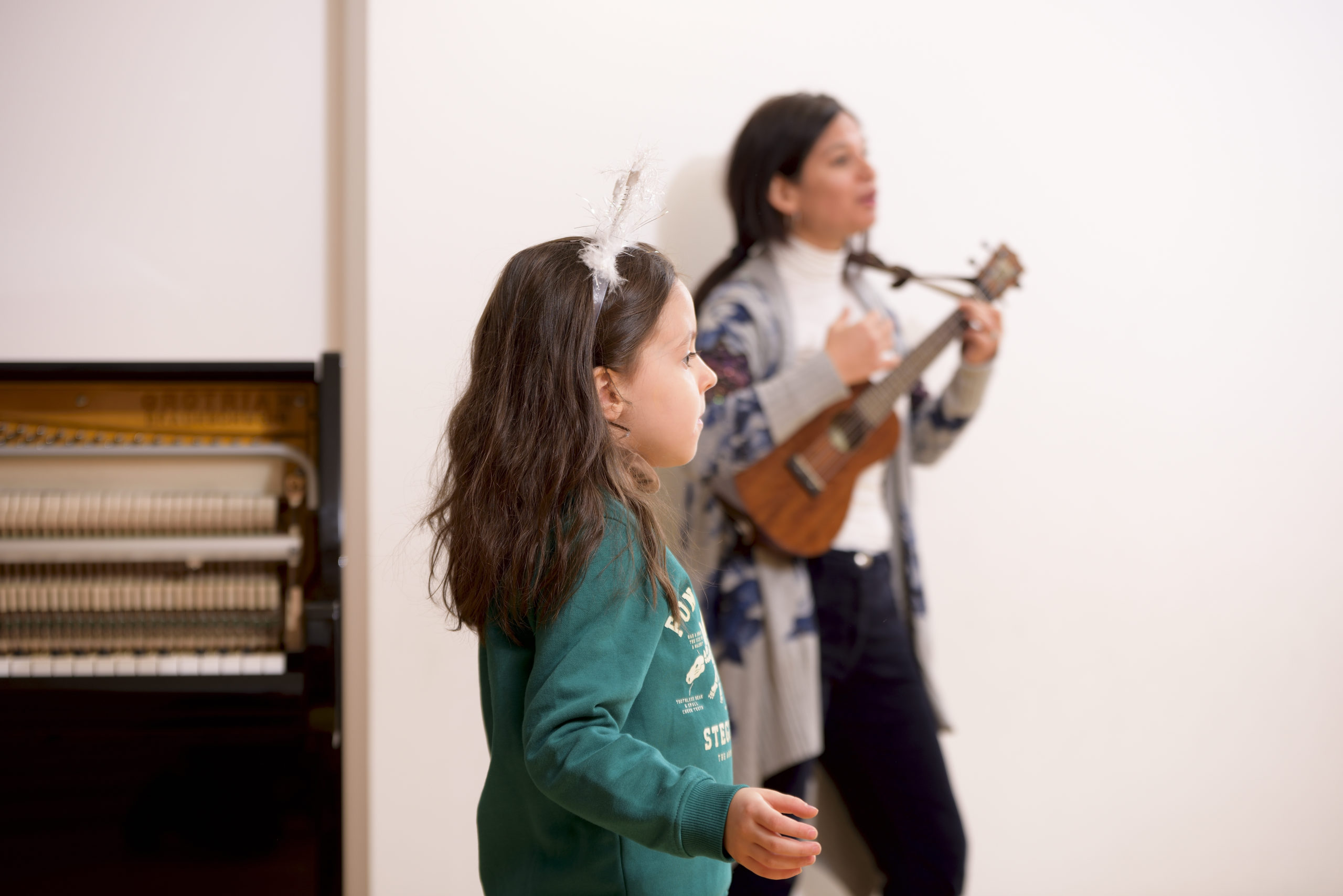Une élève suit le cours d'initiation musicale pour enfants du Conservatoire populaire de Genève