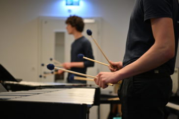 un élève du cours de percussion joue