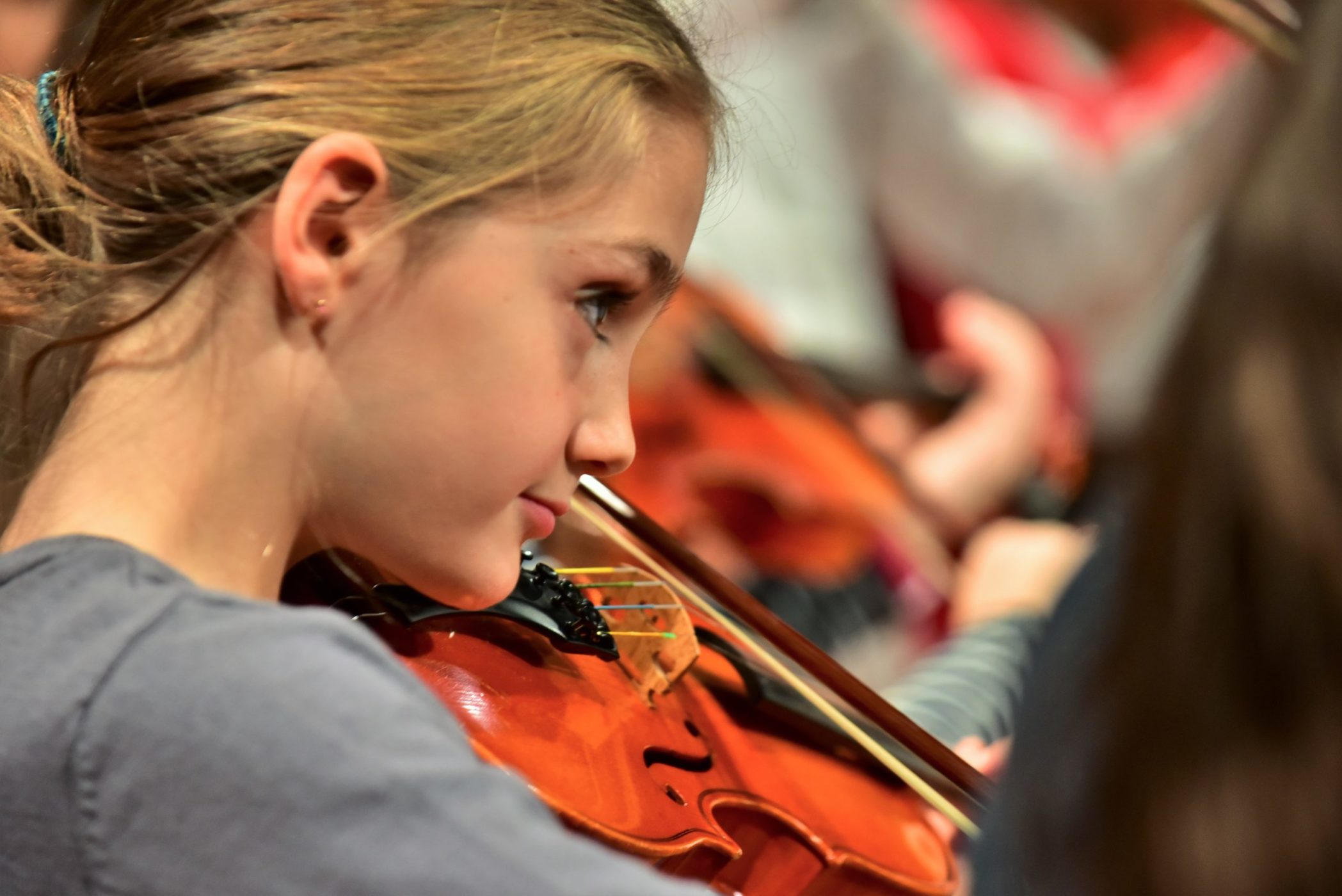 enfant qui apprend le violon au conservatoire populaire de genève dont les tarifs sont disponibles sur le site