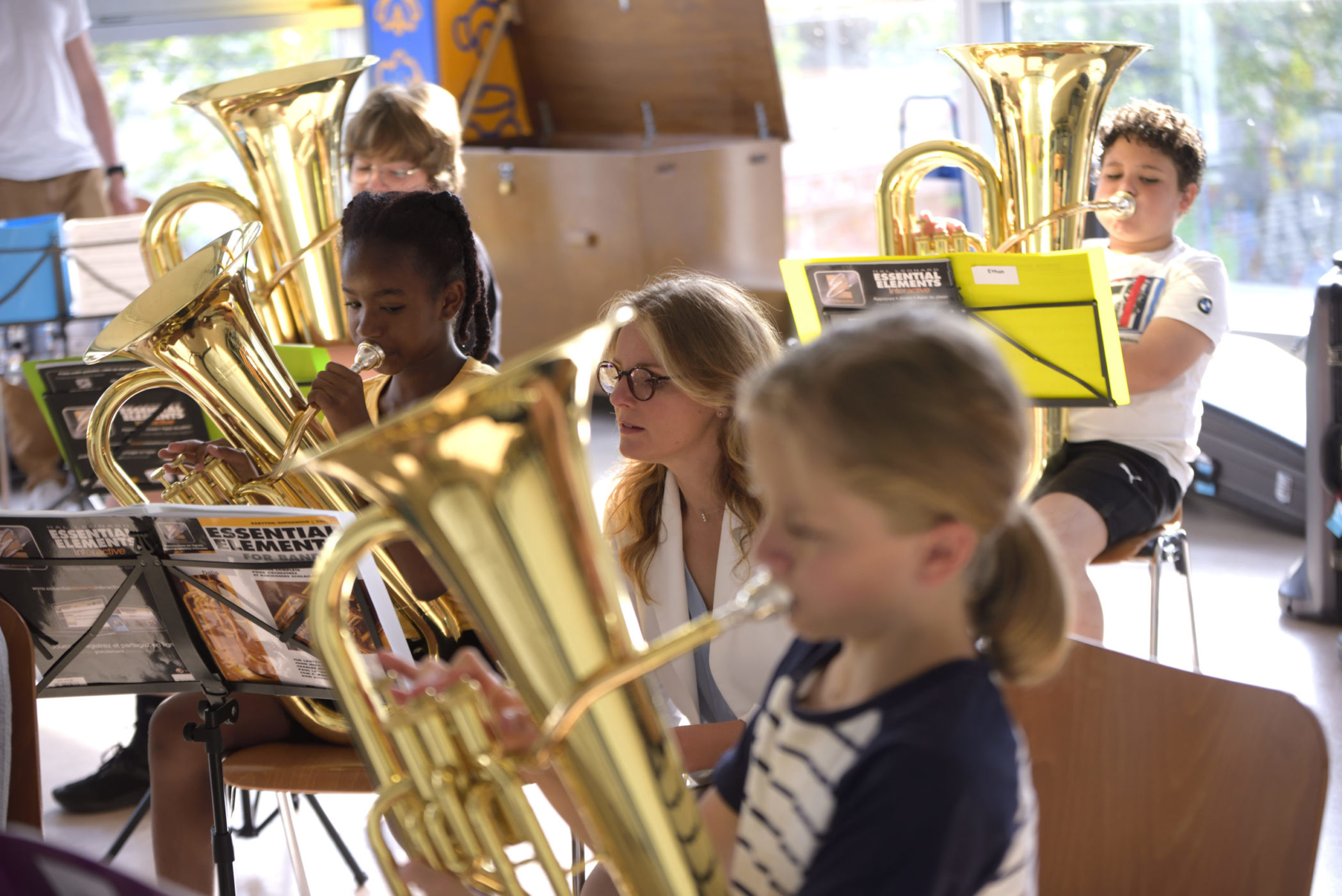 des enfants jouent de al musique dans le cadre des projets innovants du conservatoire populaire
