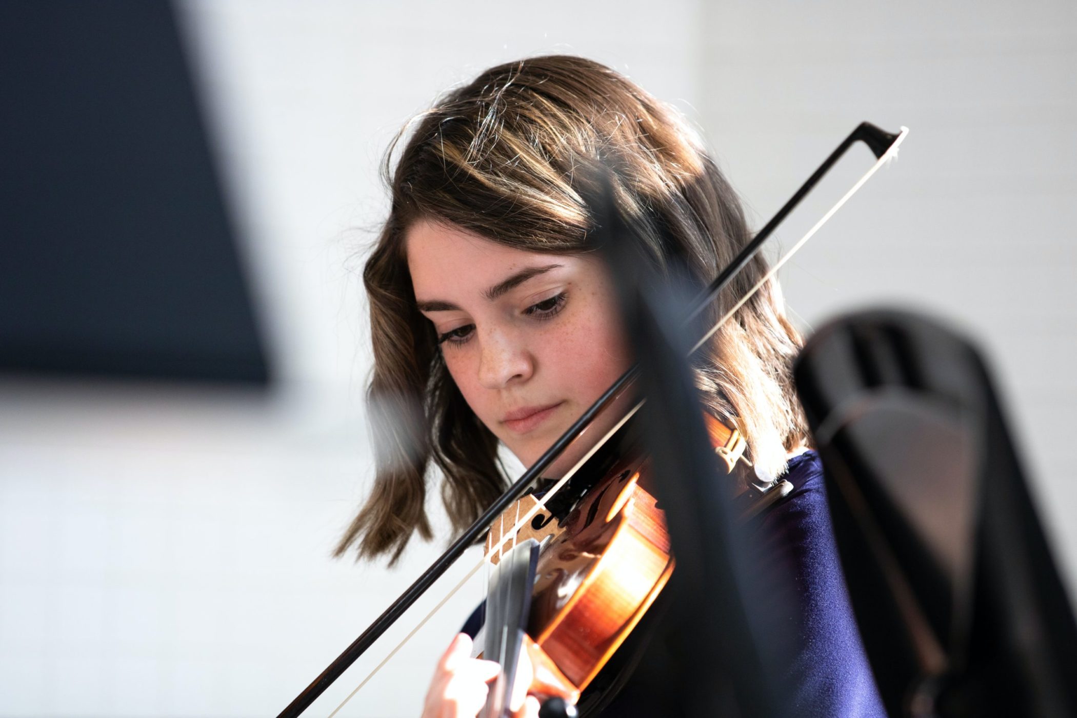 élève qui joue du violon, grâce au soutien des donateurs au conservatoire populaire