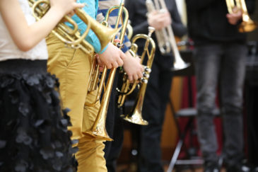 plusieurs trompettes dans les mains des élèves du cours à genève