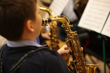 un élève joue du saxophone en cours à genève