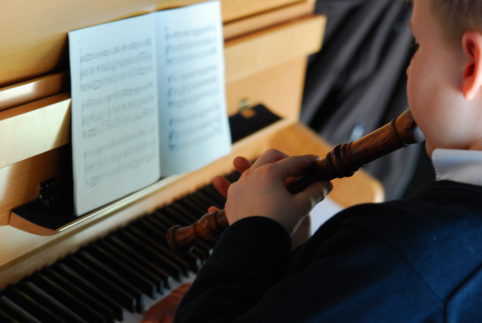 un élève joue de la flûte à bec en cours à genève