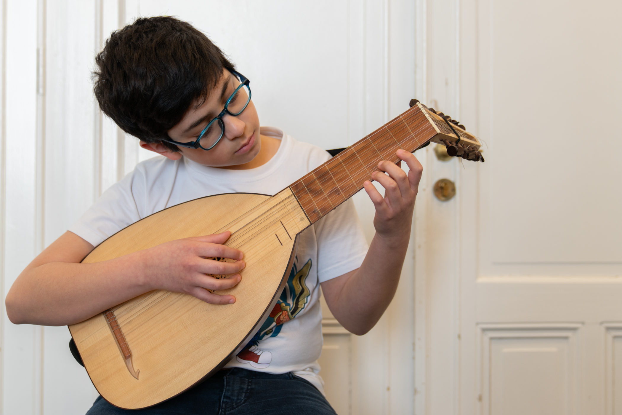 un élève joue du luth dans le cours luth et guitare ancienne