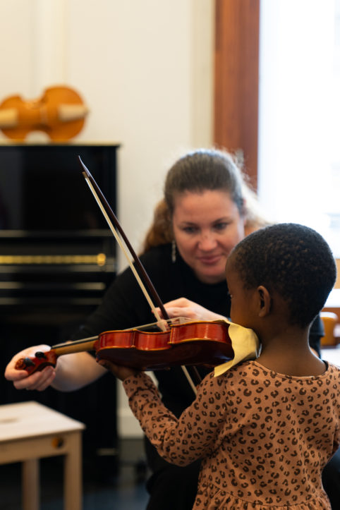 professeure de violon ancien avec son élève à genève