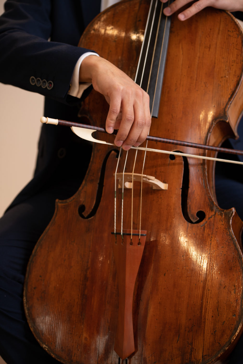 joueur de violoncelle baroque un instrument ancien spécifique