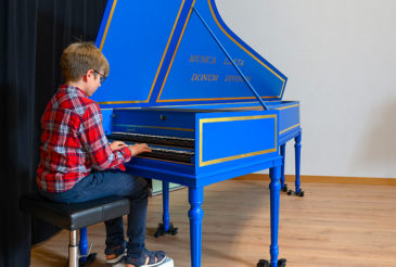 un élève du conservatoire populaire de genève joue du clavecin