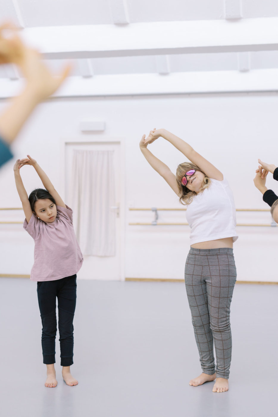 deux enfants dansent dans le projet danse des sens du conservatoire populaire de genève