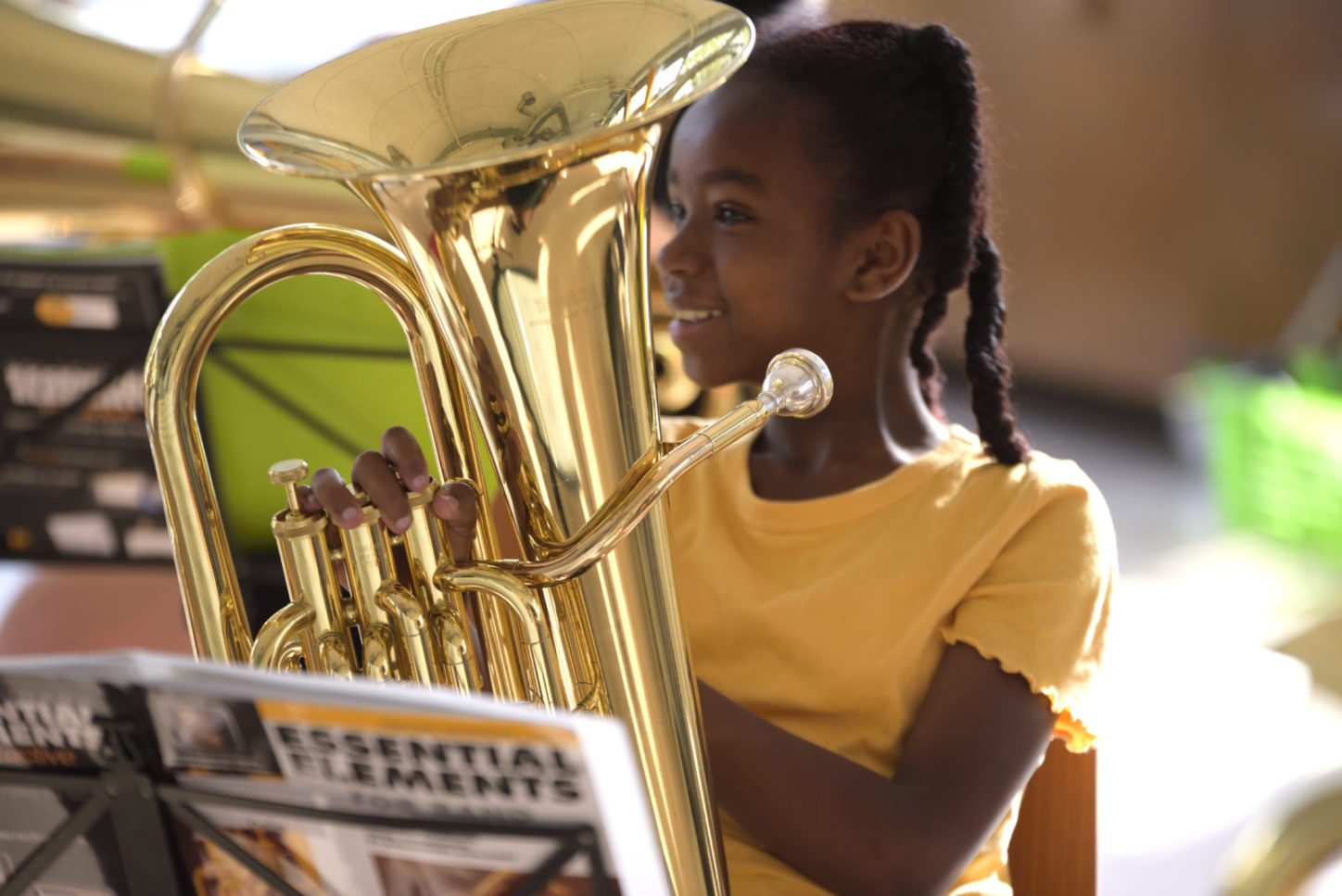 photo d'une fille qui joue de la musique via orchestre en classe