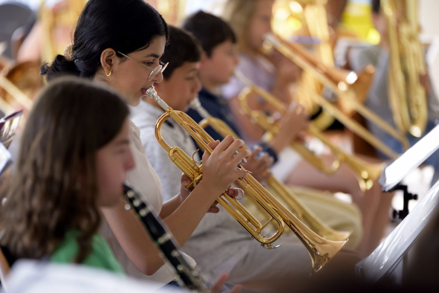 photo d'un groupe qui joue de la musique via orchestre en classe
