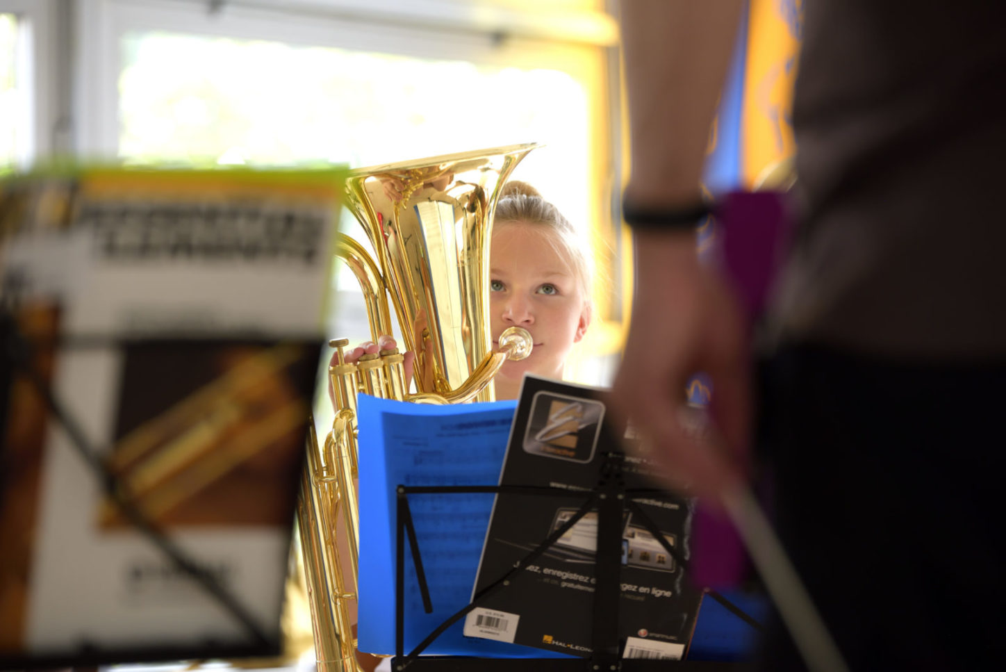 photo d'un enfant qui joue de la musique via orchestre en classe