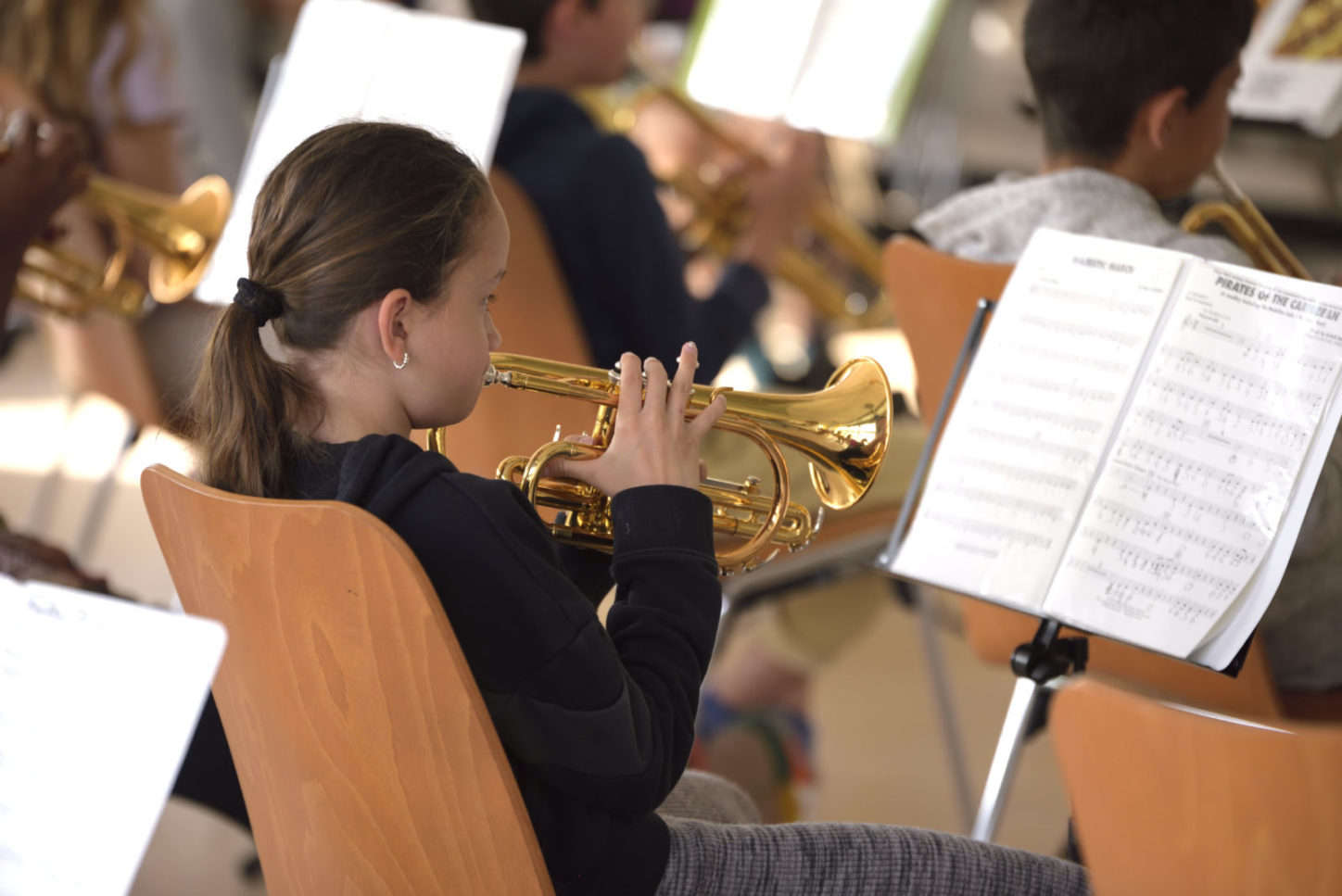 photo d'une écolière qui joue de la musique via orchestre en classe