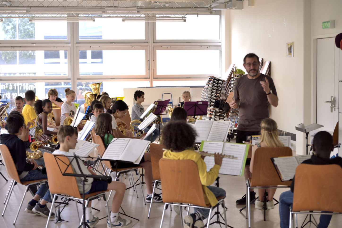 photo d'écoliers qui jouent de la musique via orchestre en classe