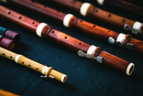 plusieurs traversos à alignés pour un cours de traverso